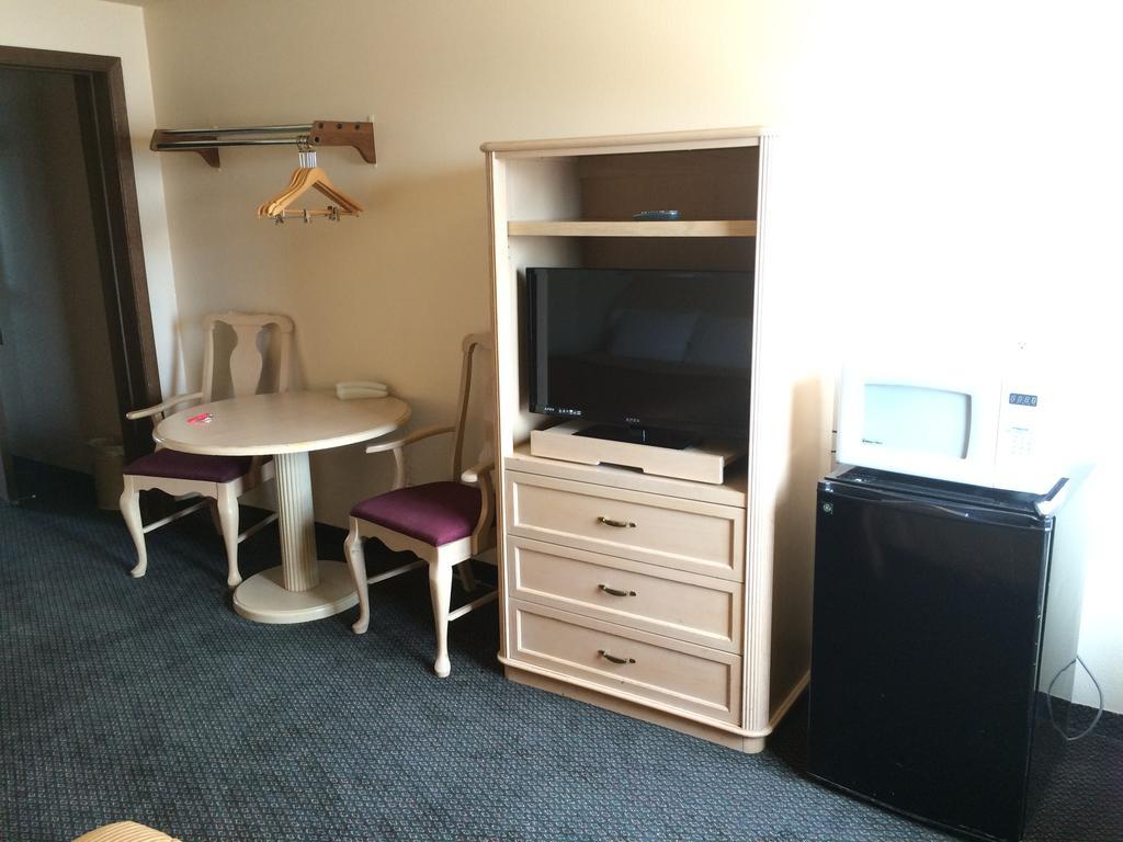 Budget Motel Delta Room photo